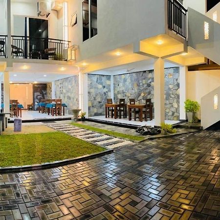 Funwhales Rest House Negombo Eksteriør billede