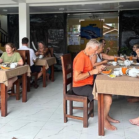 Funwhales Rest House Negombo Eksteriør billede