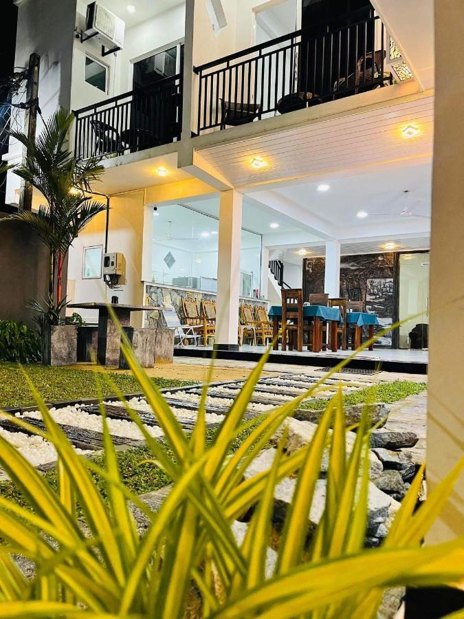 Funwhales Rest House Negombo Eksteriør billede