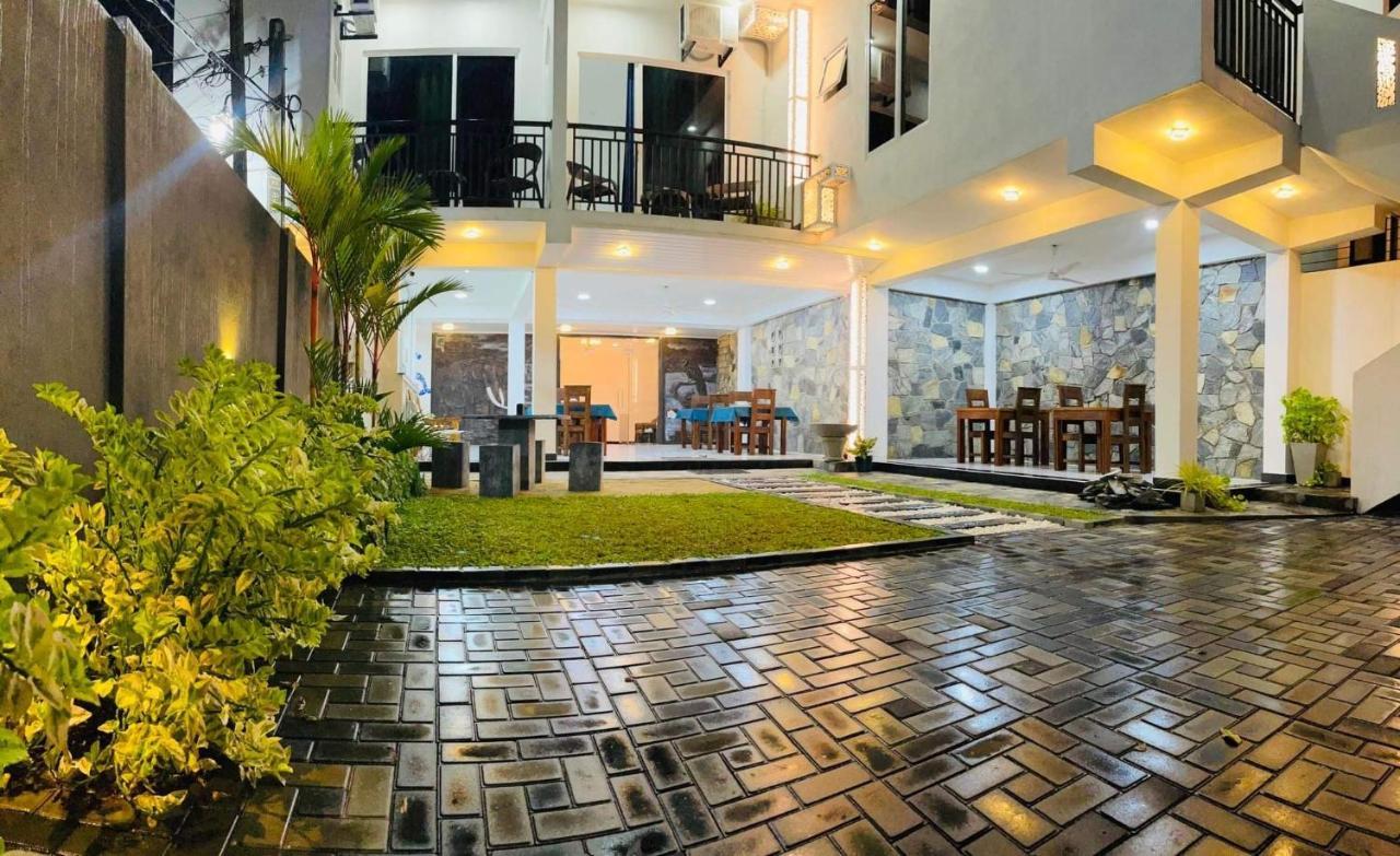 Funwhales Rest House Negombo Eksteriør billede