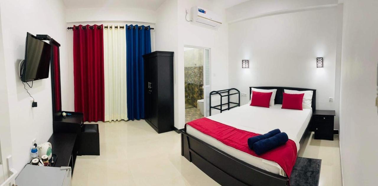 Funwhales Rest House Negombo Eksteriør billede