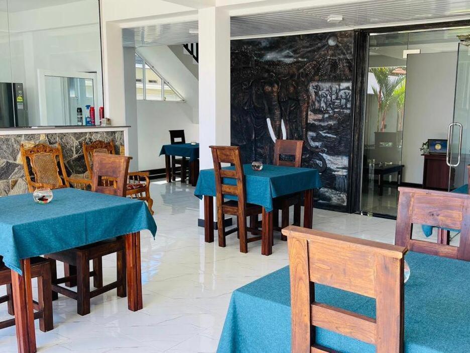 Funwhales Rest House Negombo Eksteriør billede