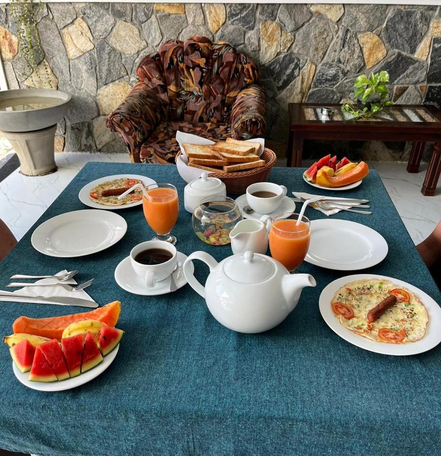 Funwhales Rest House Negombo Eksteriør billede