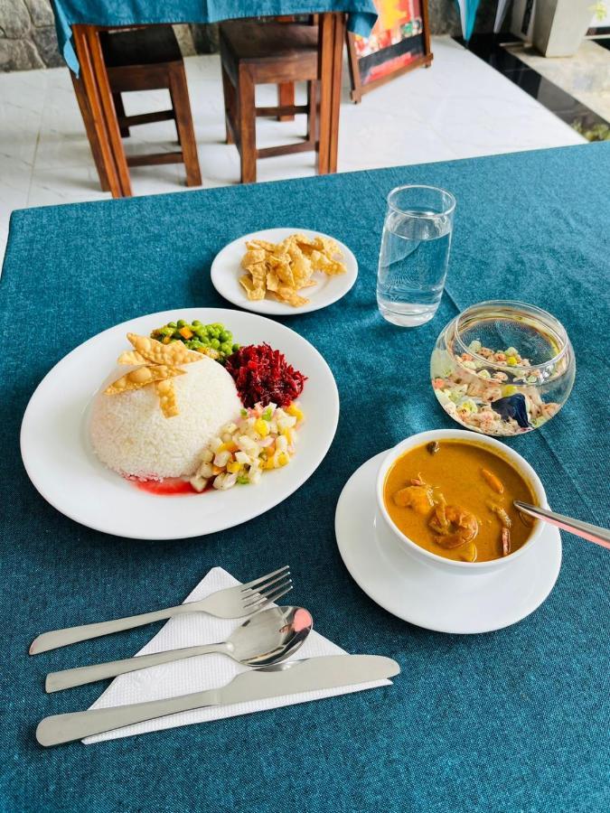 Funwhales Rest House Negombo Eksteriør billede