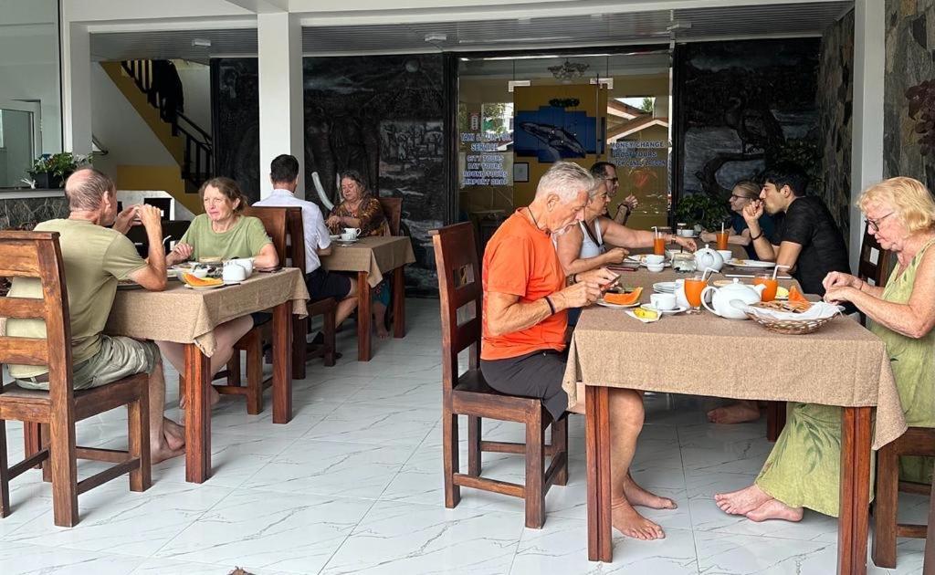 Funwhales Rest House Negombo Eksteriør billede