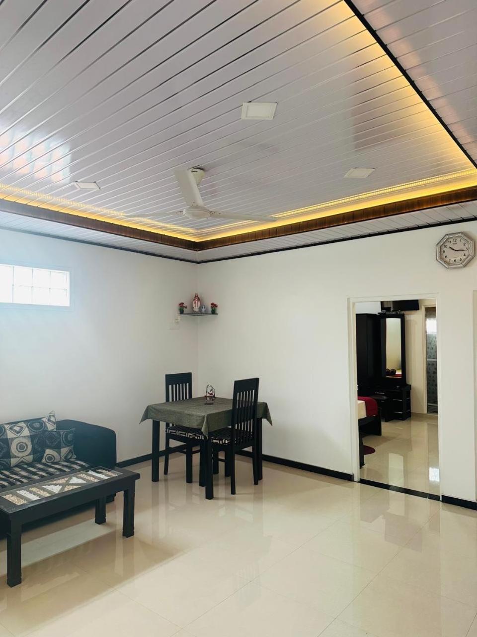 Funwhales Rest House Negombo Eksteriør billede